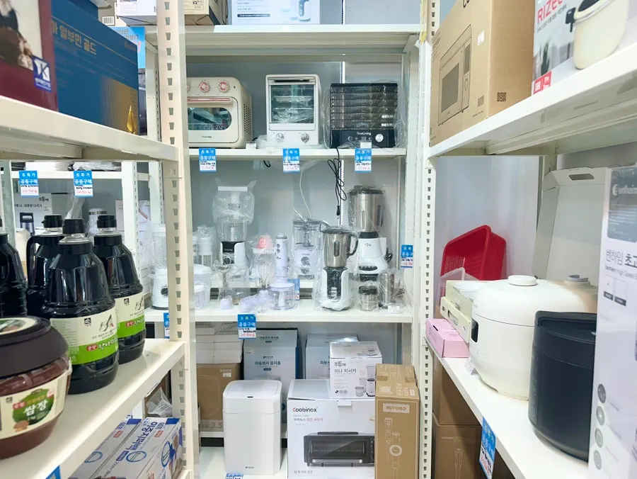 Kệ đồ gia dụng tầng 2 được sắp xếp gọn gàng