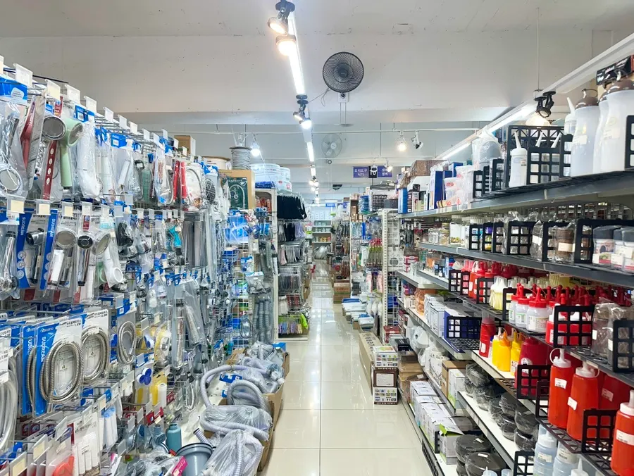 Khu trưng bày đồ nhà bếp và điện tử phía trong tầng 2