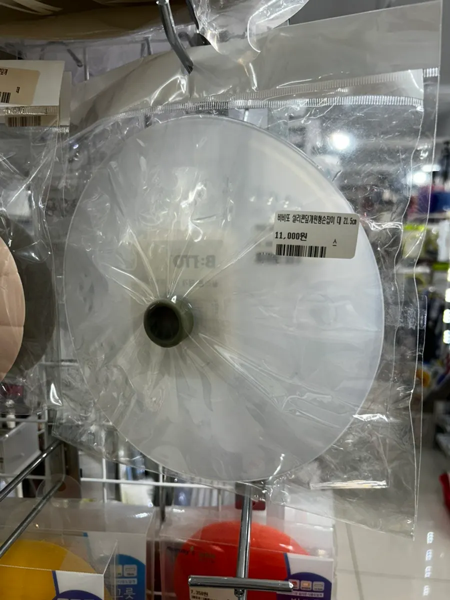Frying pan display corner with various sizes