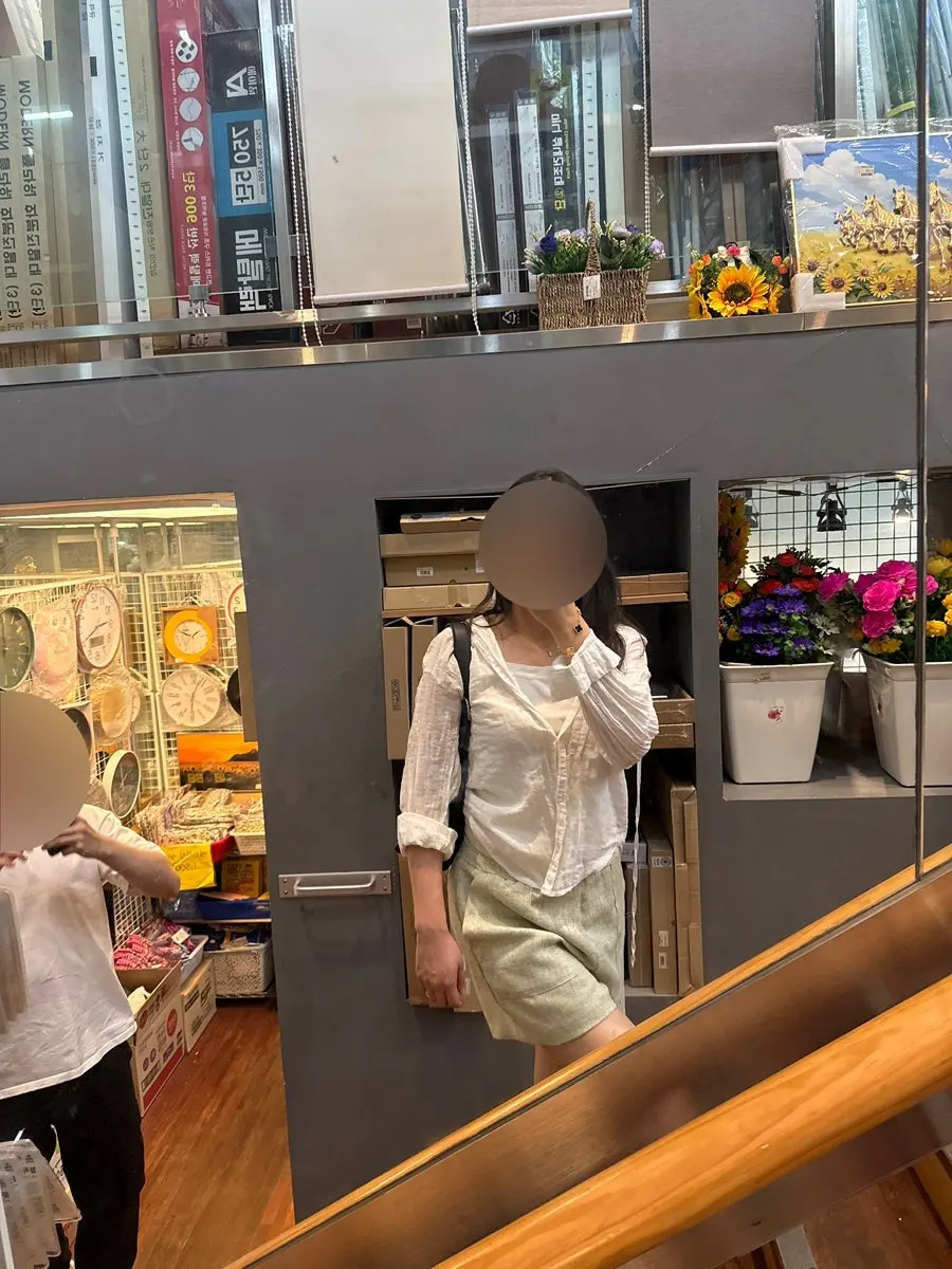 인테리어 소품이 놓인 온생활 진열 공간