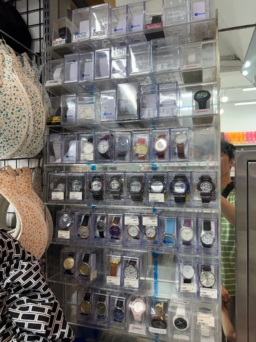 온생활 시계와 잡화 진열 코너