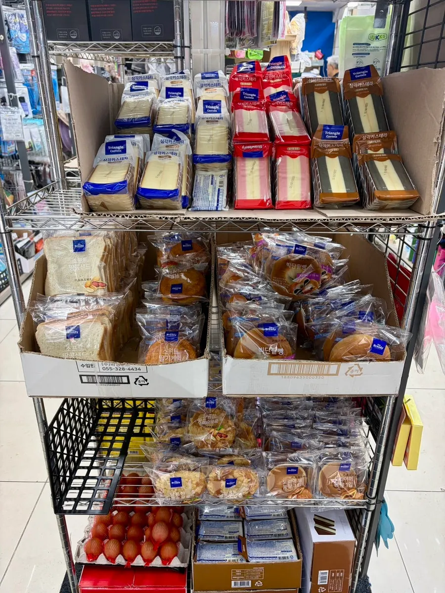Food and bread sold together at On Saenghwal