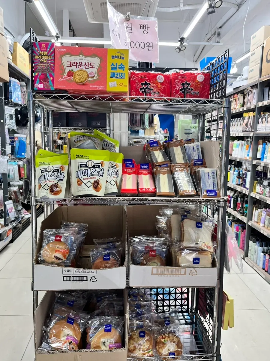 Grocery shelves on the 1st floor of On Saenghwal