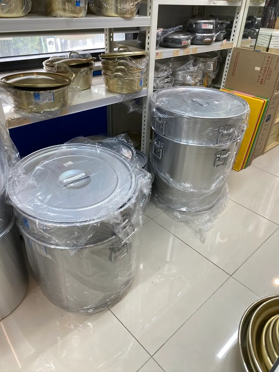 Squishy toys and other items displayed at On Saenghwal