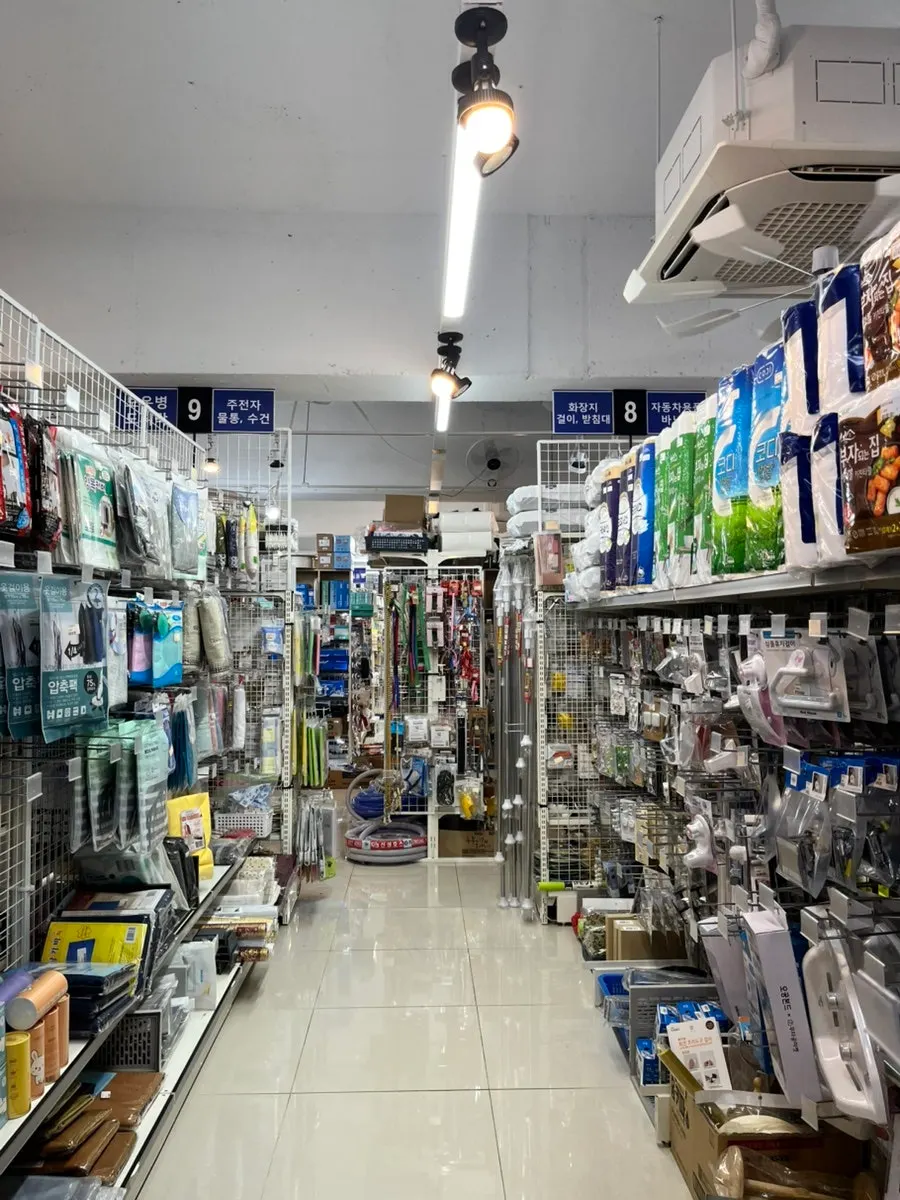 Overview of the toy section on the 2nd floor of On Saenghwal