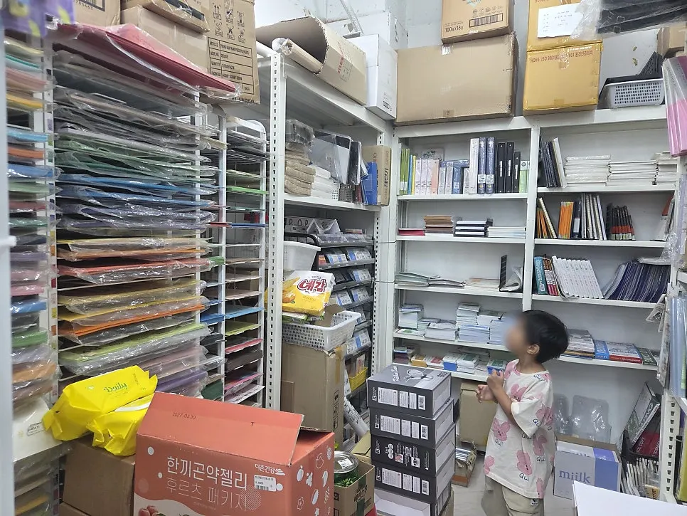 Entrance and interior aisles of the On Saenghwal store