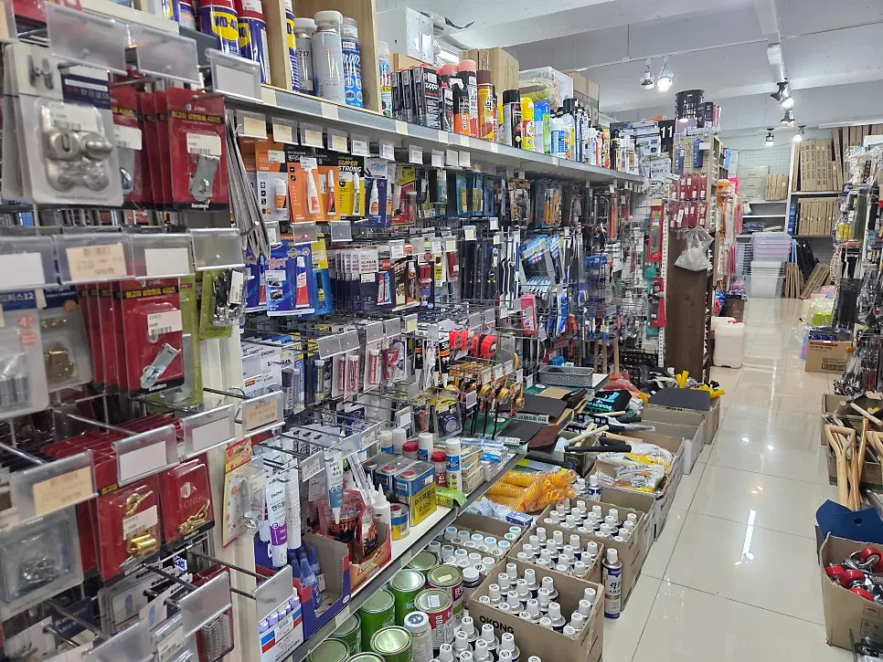 Store corner with installation service signage