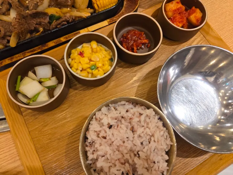 콘소메 옥수수와 구운 떡이 곁들여진 불고기 접시