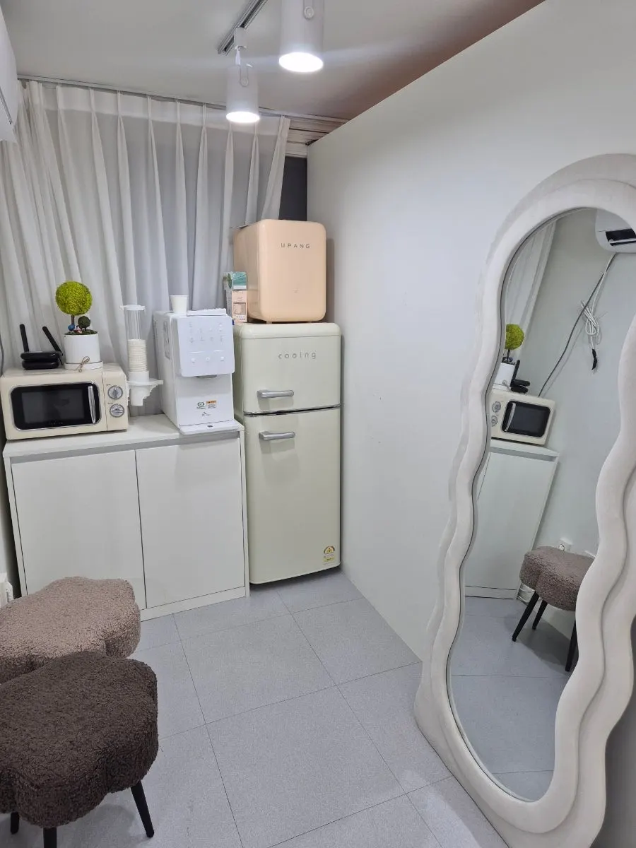 Không gian bên trong tiệm xinh xắn có gương toàn thân