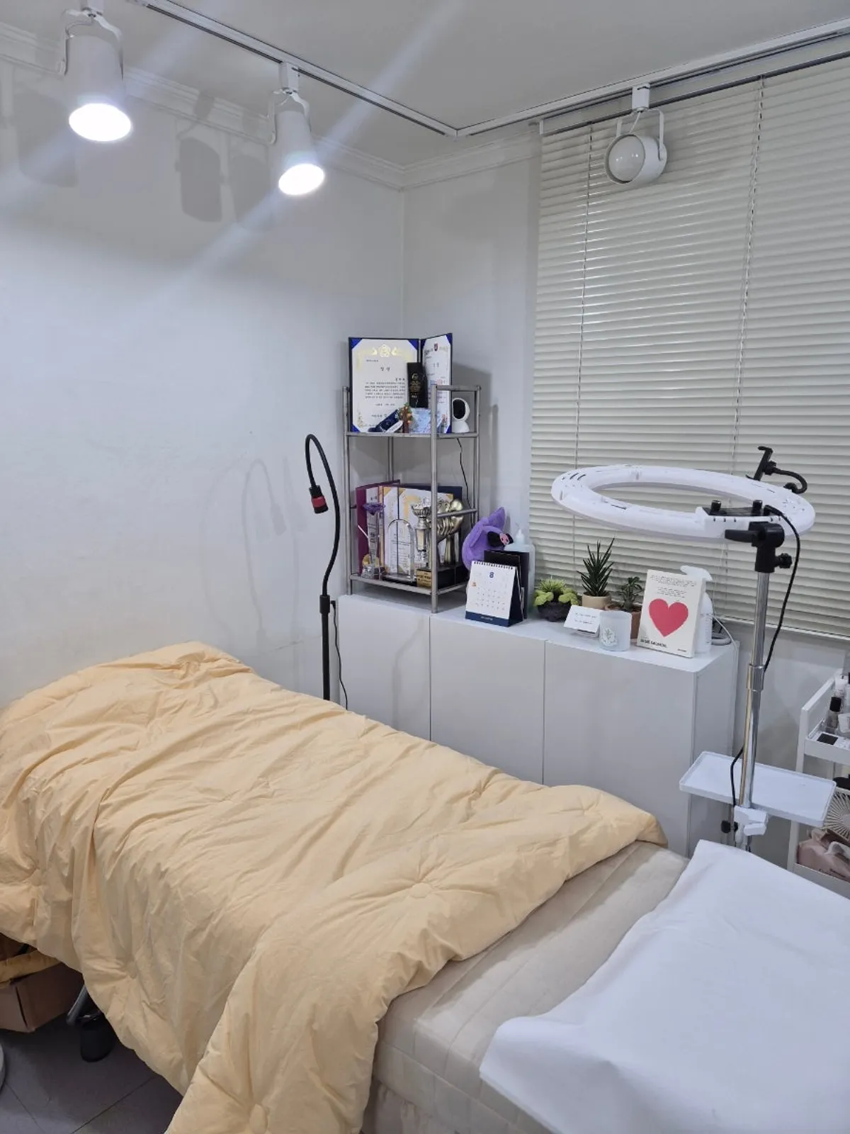 Phòng thực hiện dịch vụ nối mi riêng tư có giường