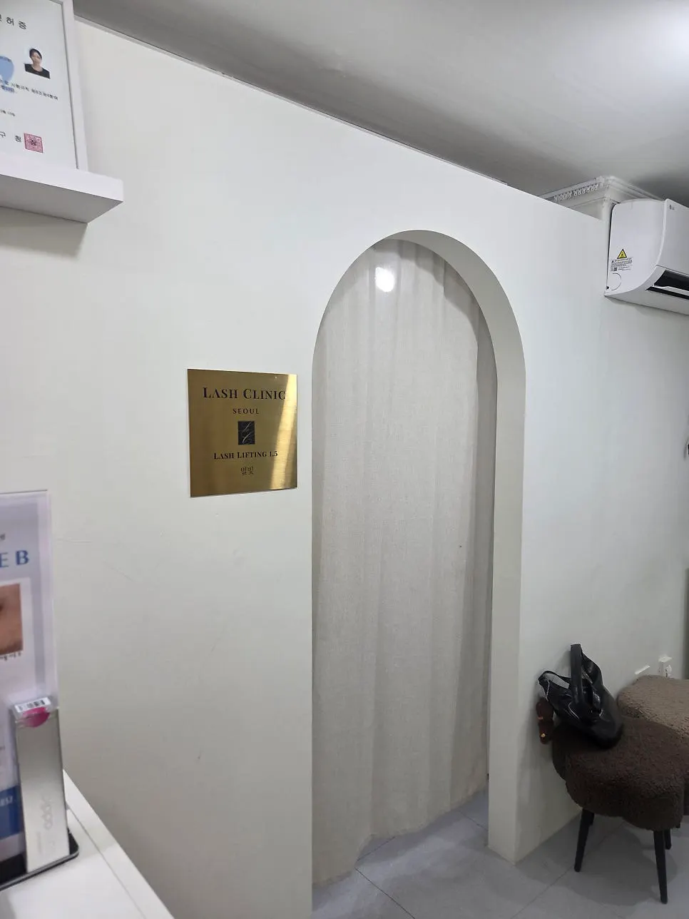 온더부티크 매장 입구 안내