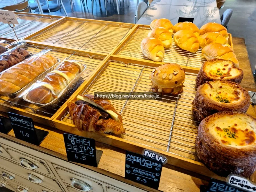 Refrigerated showcase with fig croissants and fresh fruit tarts