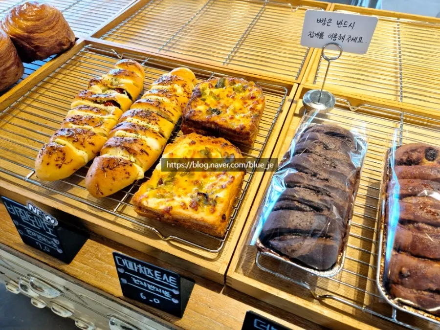Display of plump financiers and spoonable cake boxes