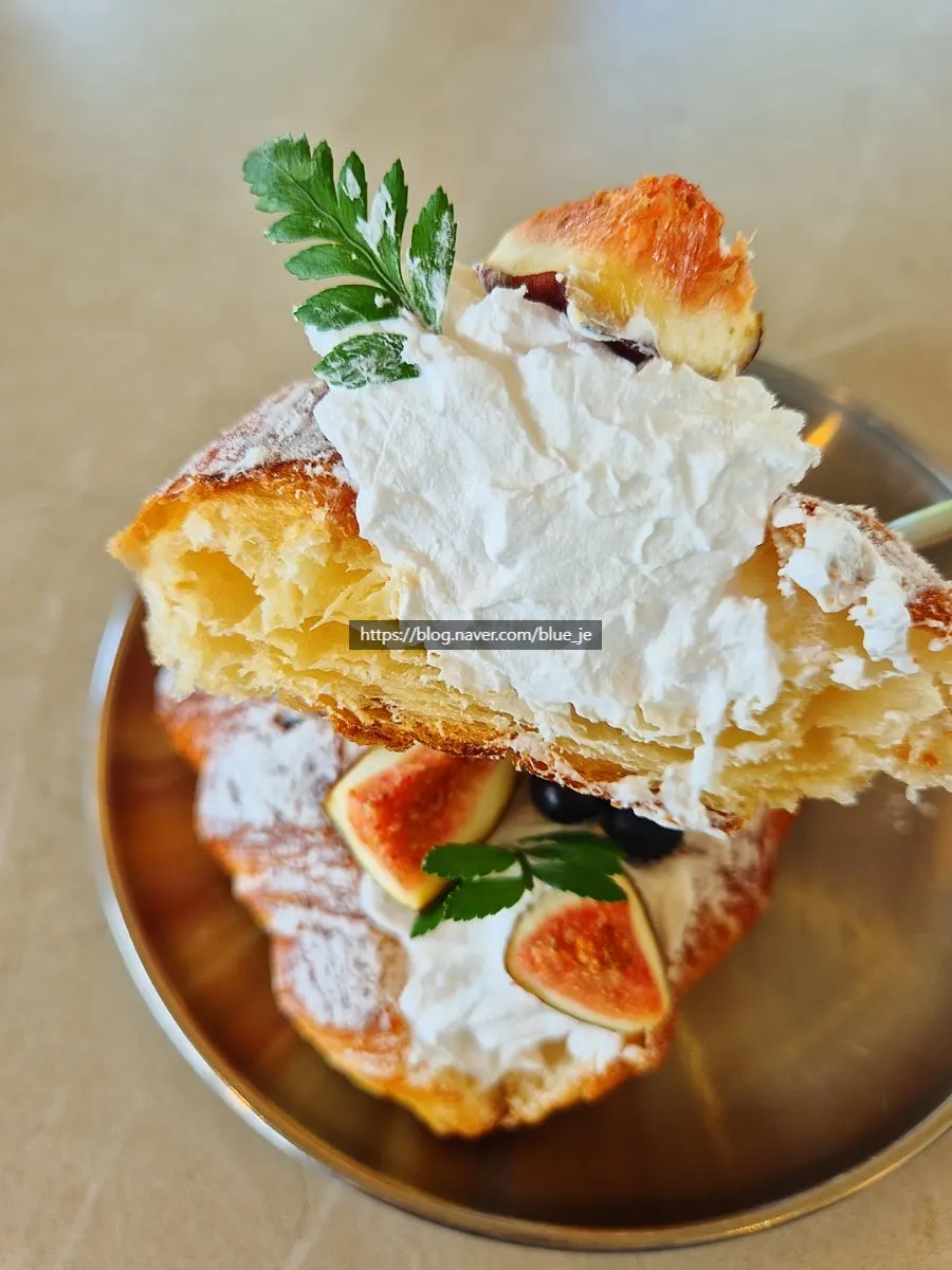 Cross-section of the fig cream croissant cut in half