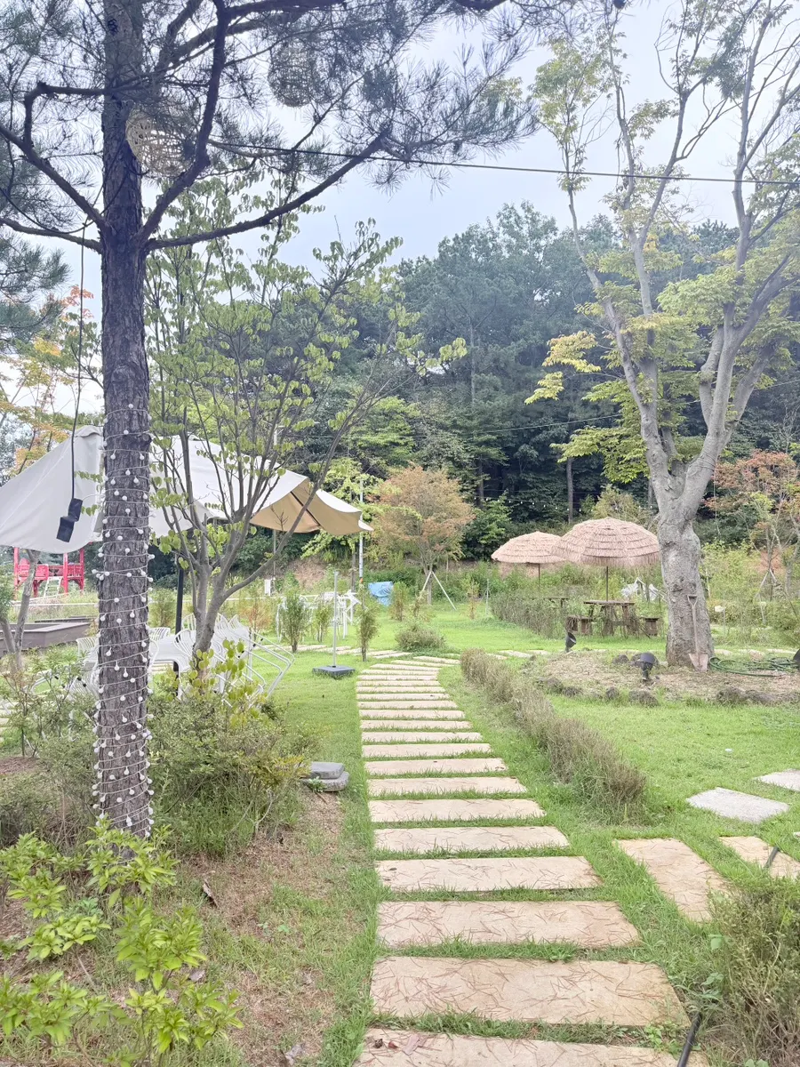 Outdoor photo zone using a railway track and a jeep