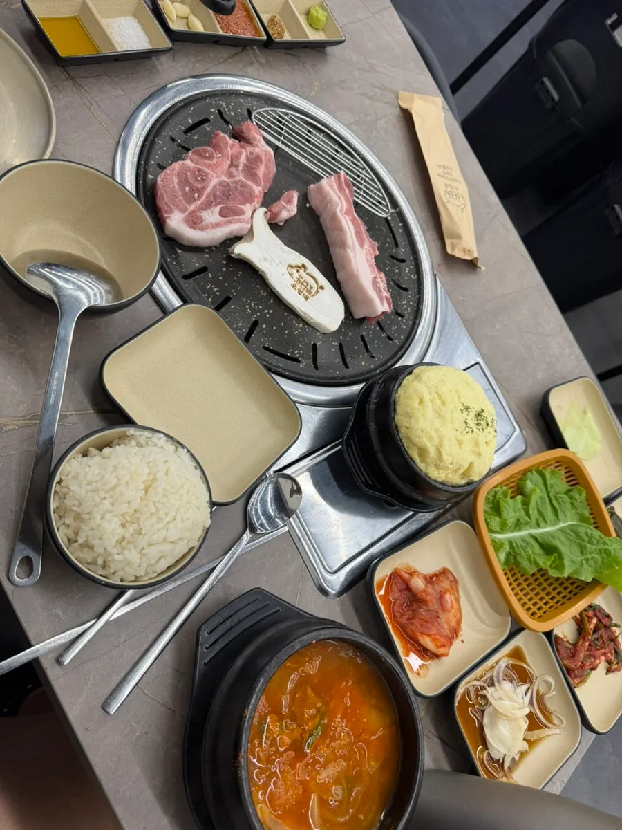 김치찌개와 폭탄 계란찜을 더한 식사 구성