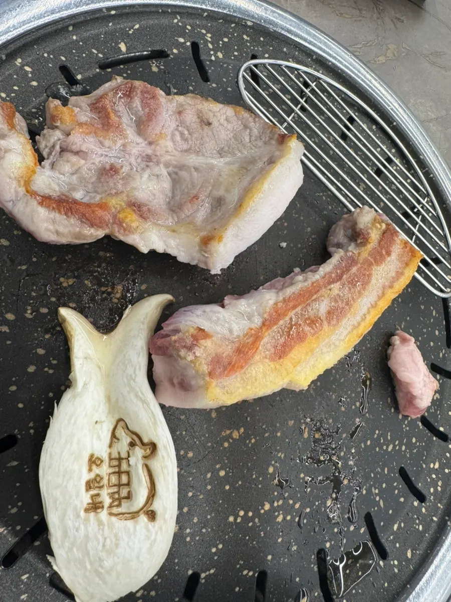 사이드 메뉴까지 차려진 테이블