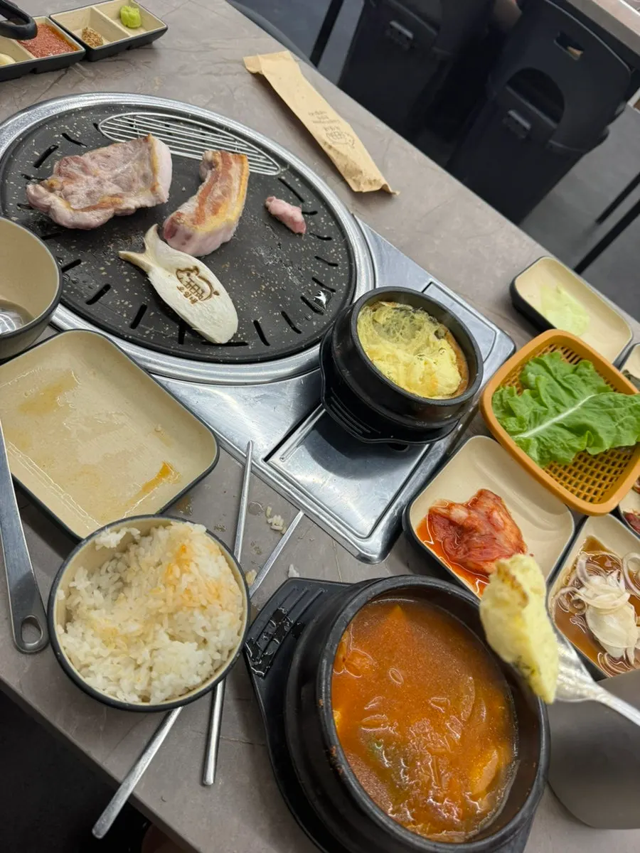 불판에 올리기 전 생삼겹살 접시