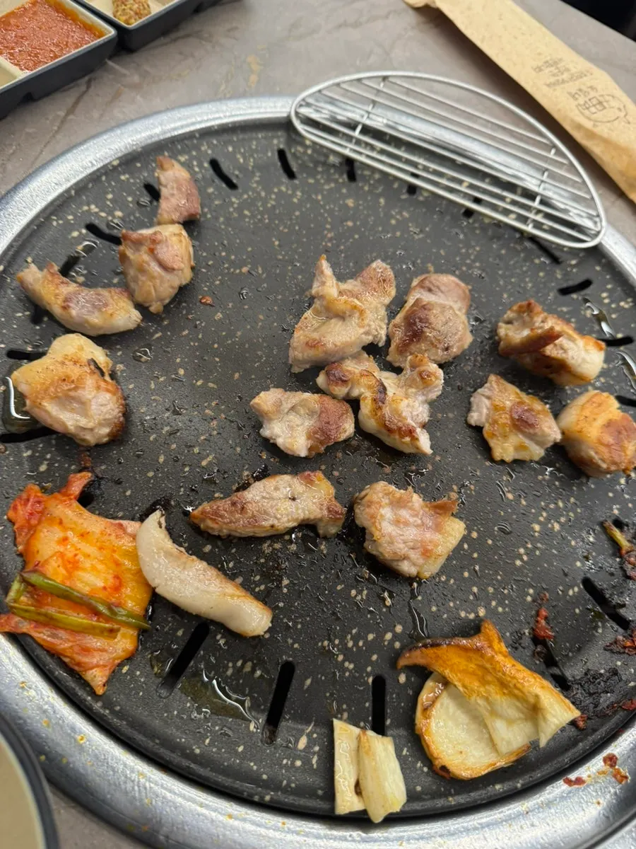 가위로 자른 두툼한 삼겹살 단면