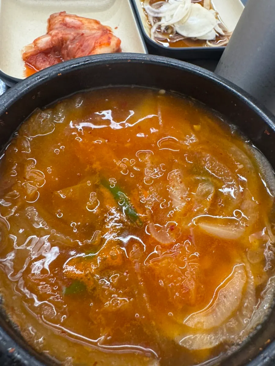 뚝배기에 끓고 있는 신김치 김치찌개