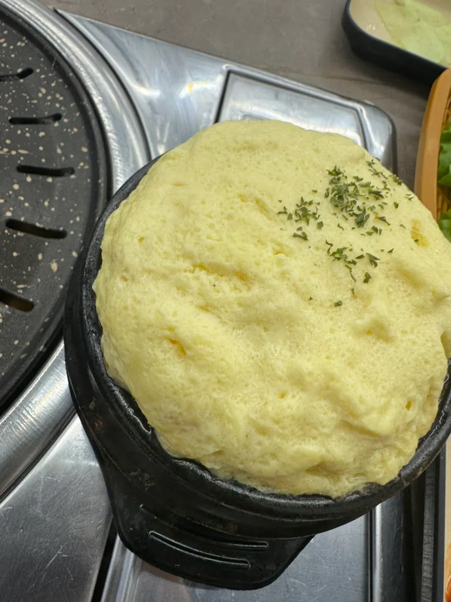 돼지고기와 두부 건더기가 넉넉한 김치찌개