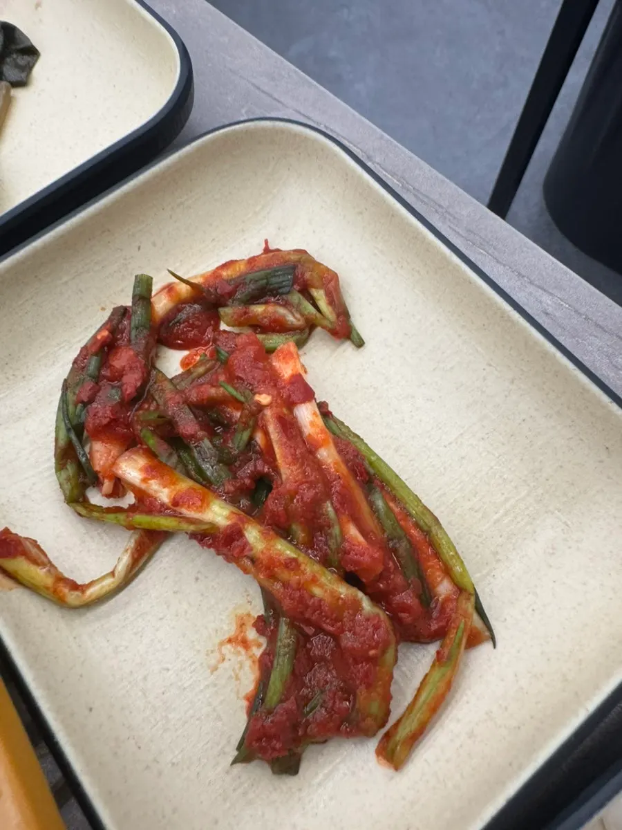 숟가락으로 떠낸 부드러운 계란찜