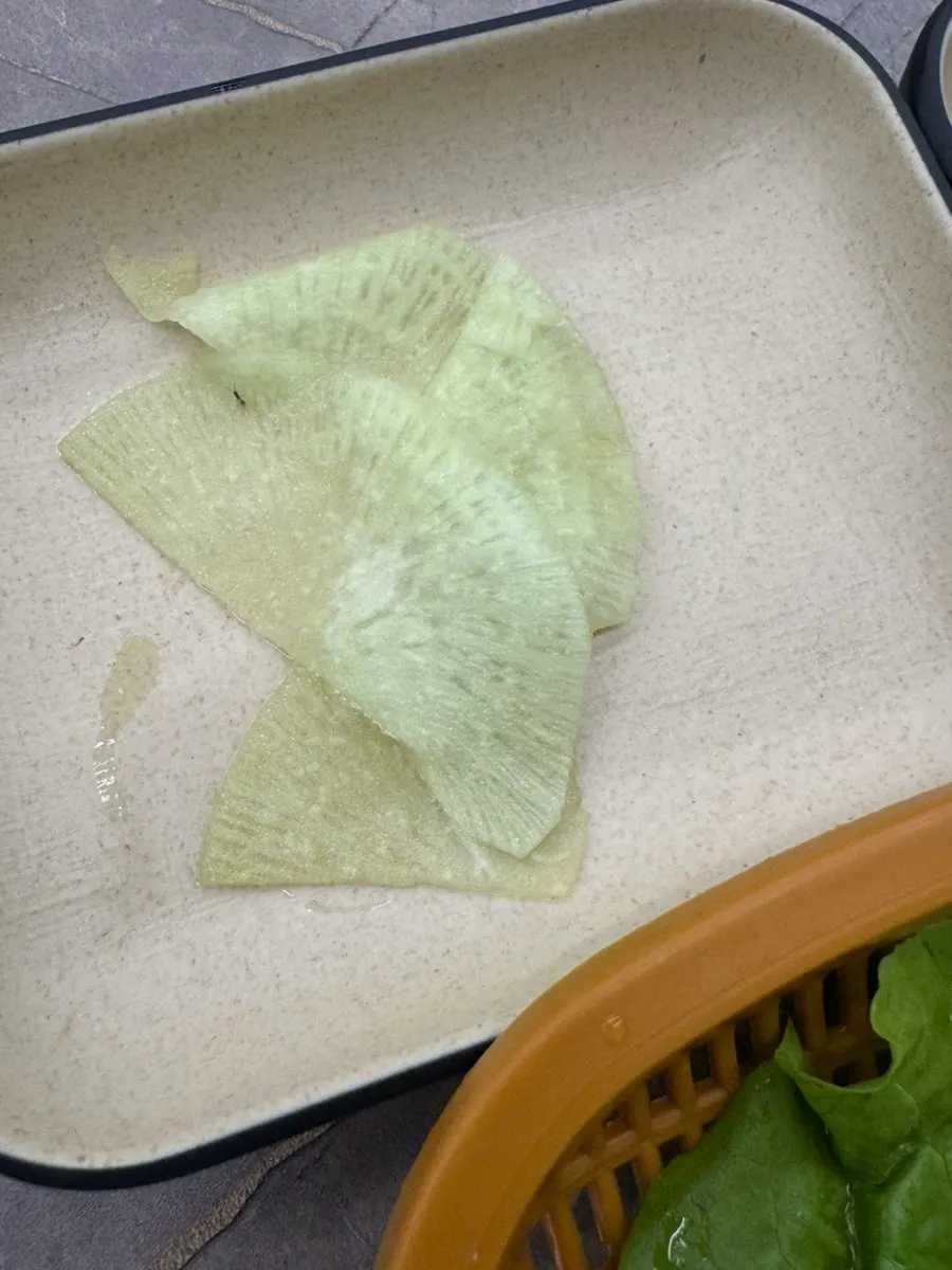 찌개와 계란찜, 공기밥이 놓인 식사 상