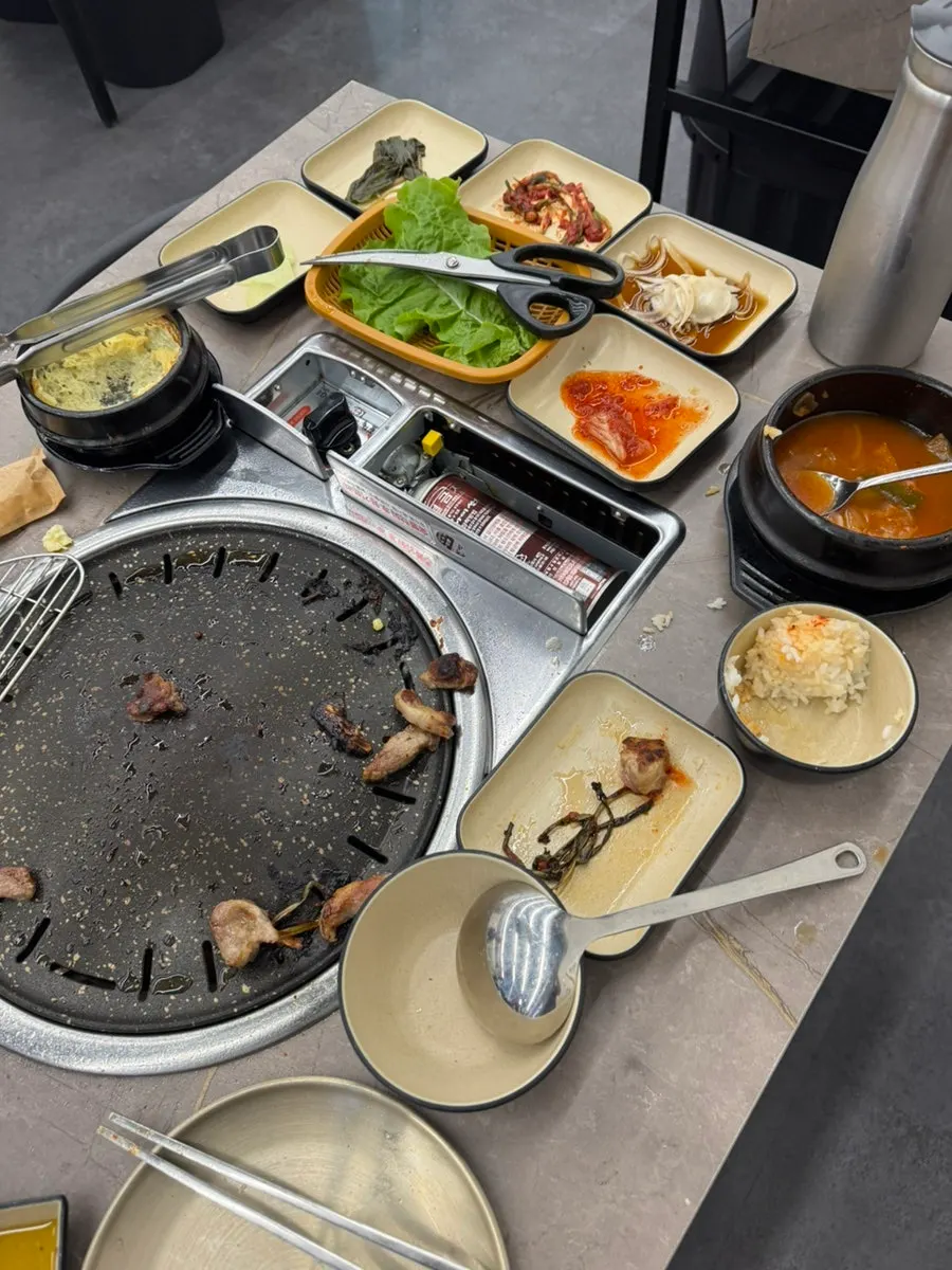 반판세트 식사를 마친 오일내 봉명점 테이블