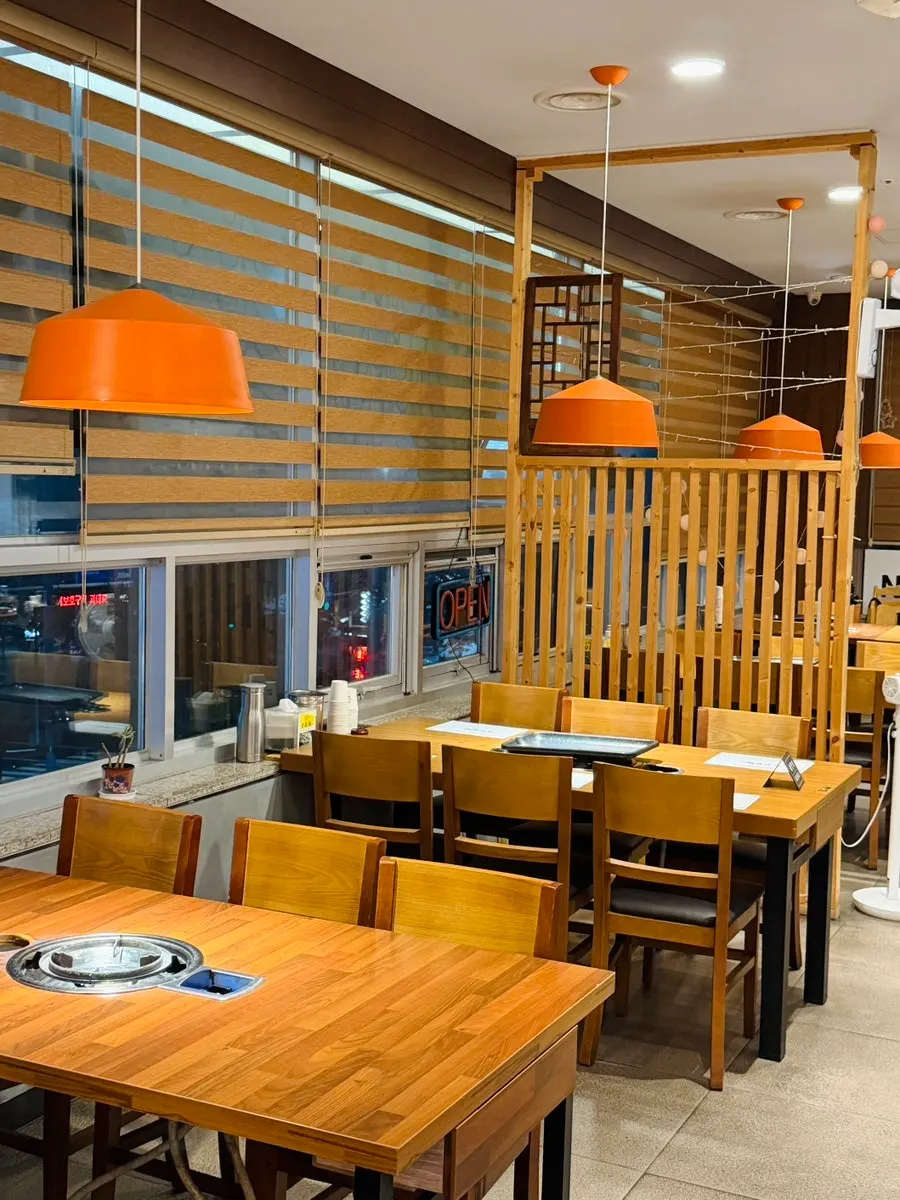 오품채 셀프바와 밑반찬 진열대