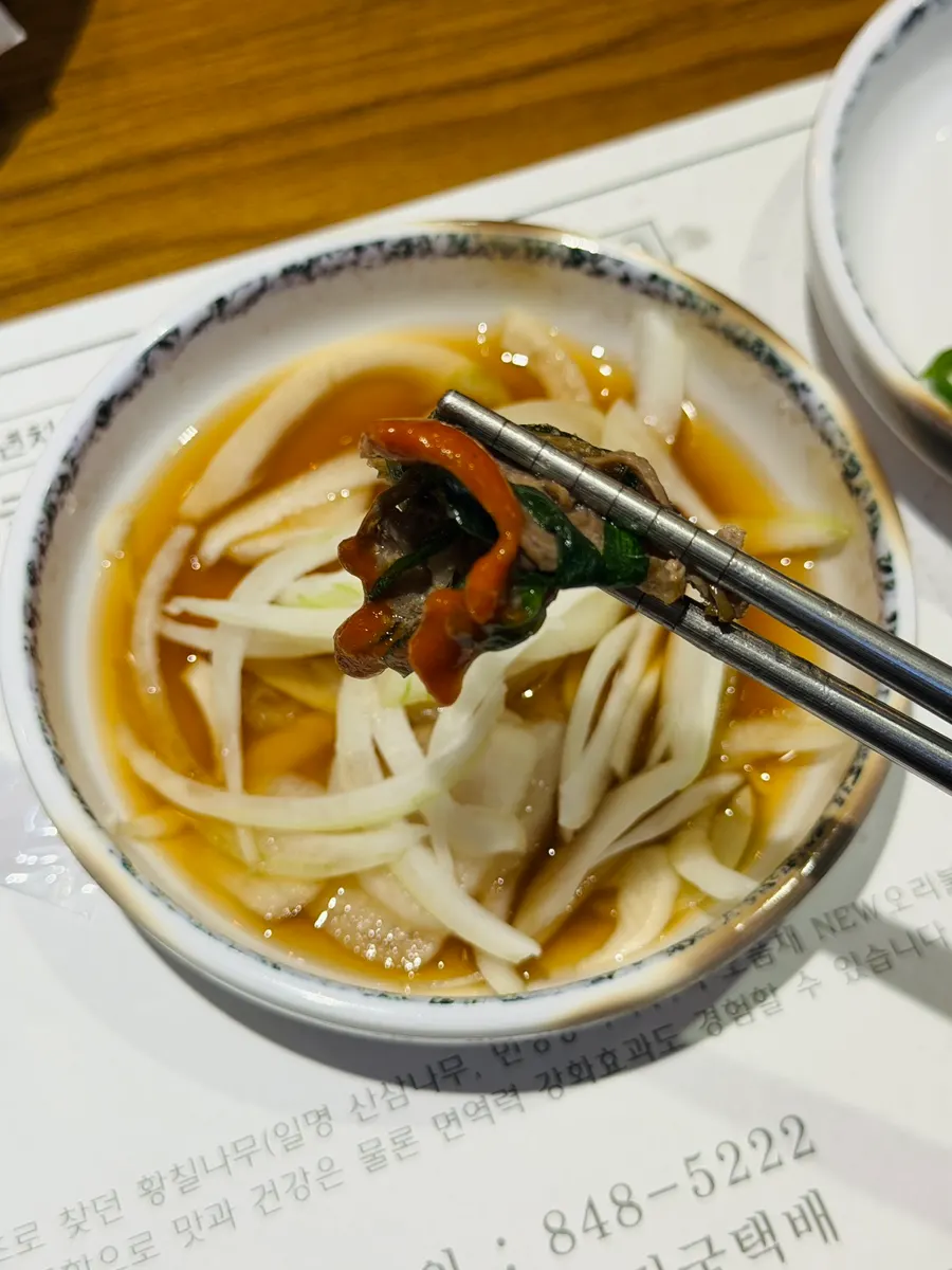 잘 익은 황금버섯과 오리고기