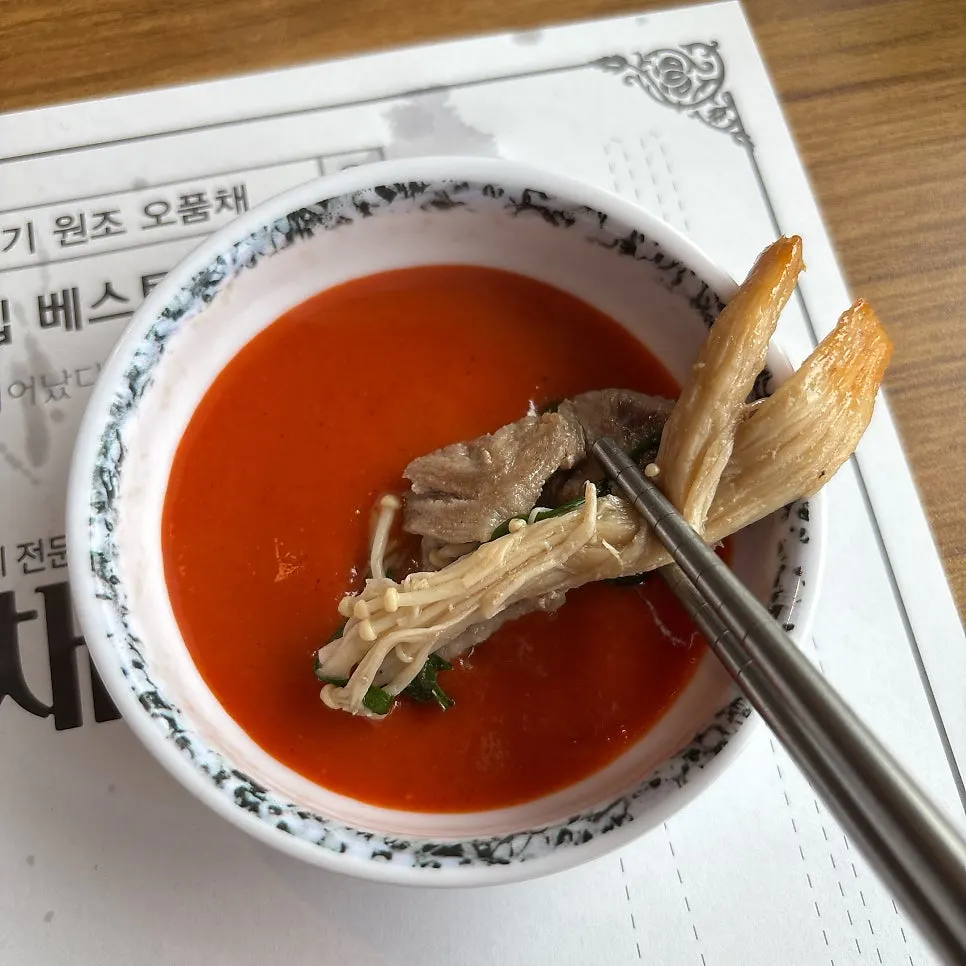 특제 불로소스에 찍은 오리고기 한 점