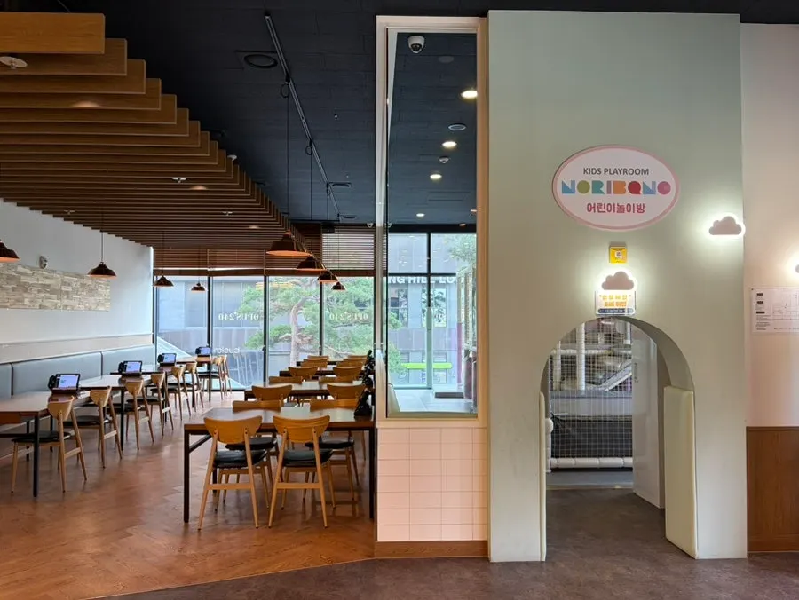 오퍼스240 홀 전체가 보이는 가로 사진