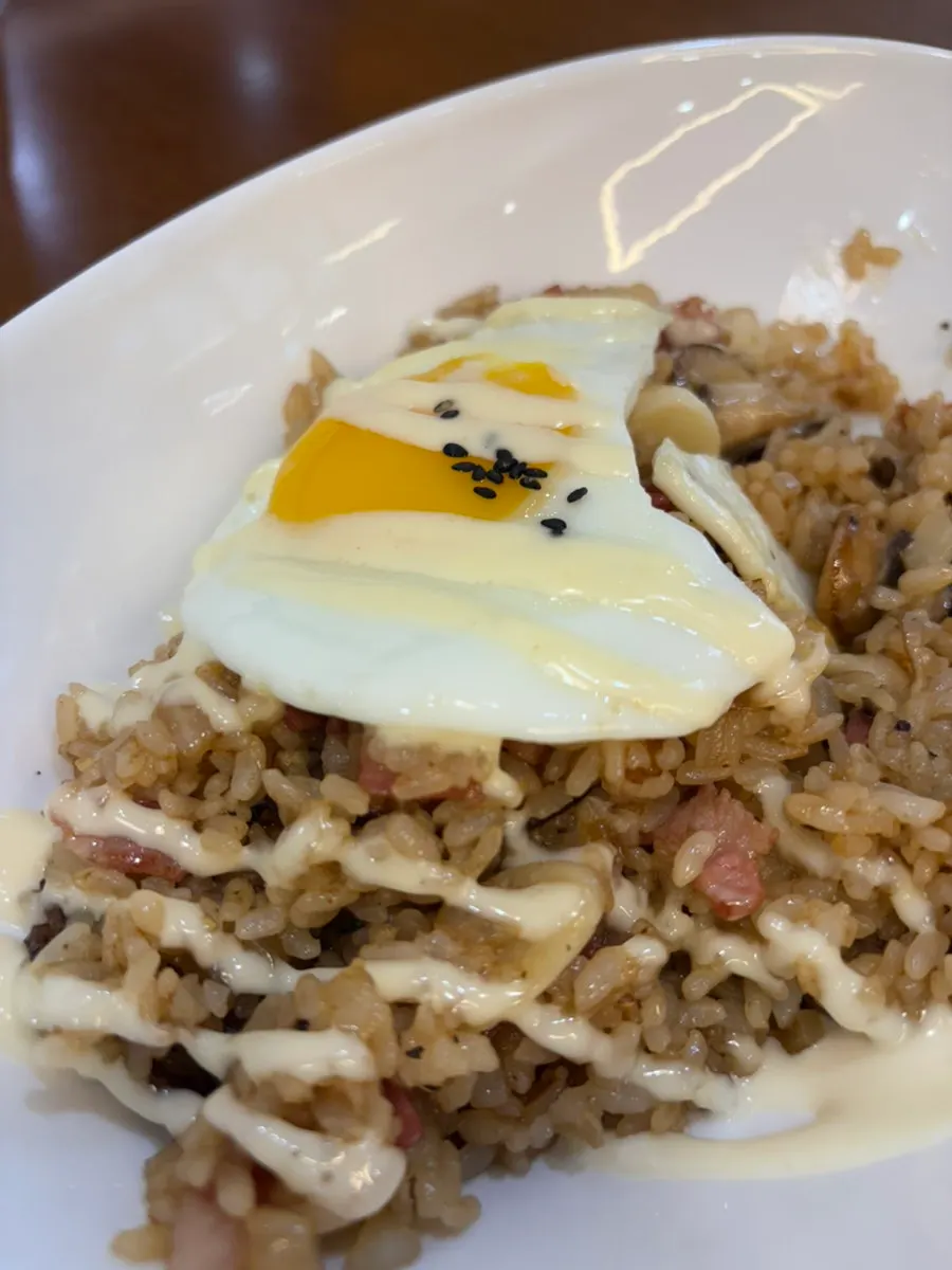 촉촉하게 볶아진 베이컨 필라프 한 접시