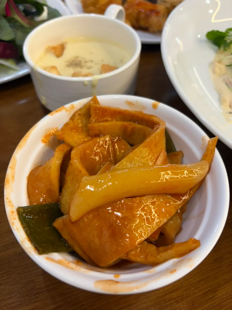 샐러드바에서 담아온 밀떡볶이와 토스트