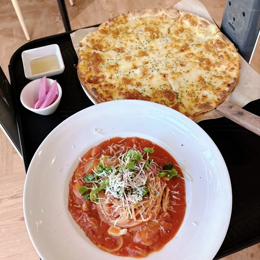 Full view of Opus240's gorgonzola pizza