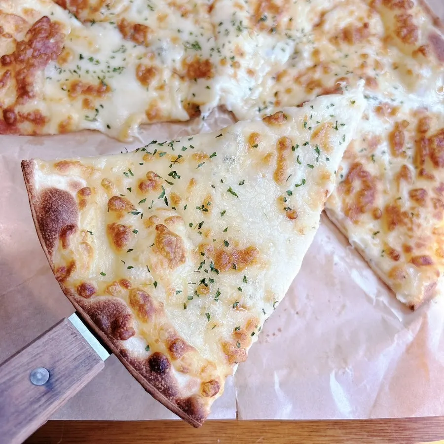 Close-up of the golden-browned pizza crust edge