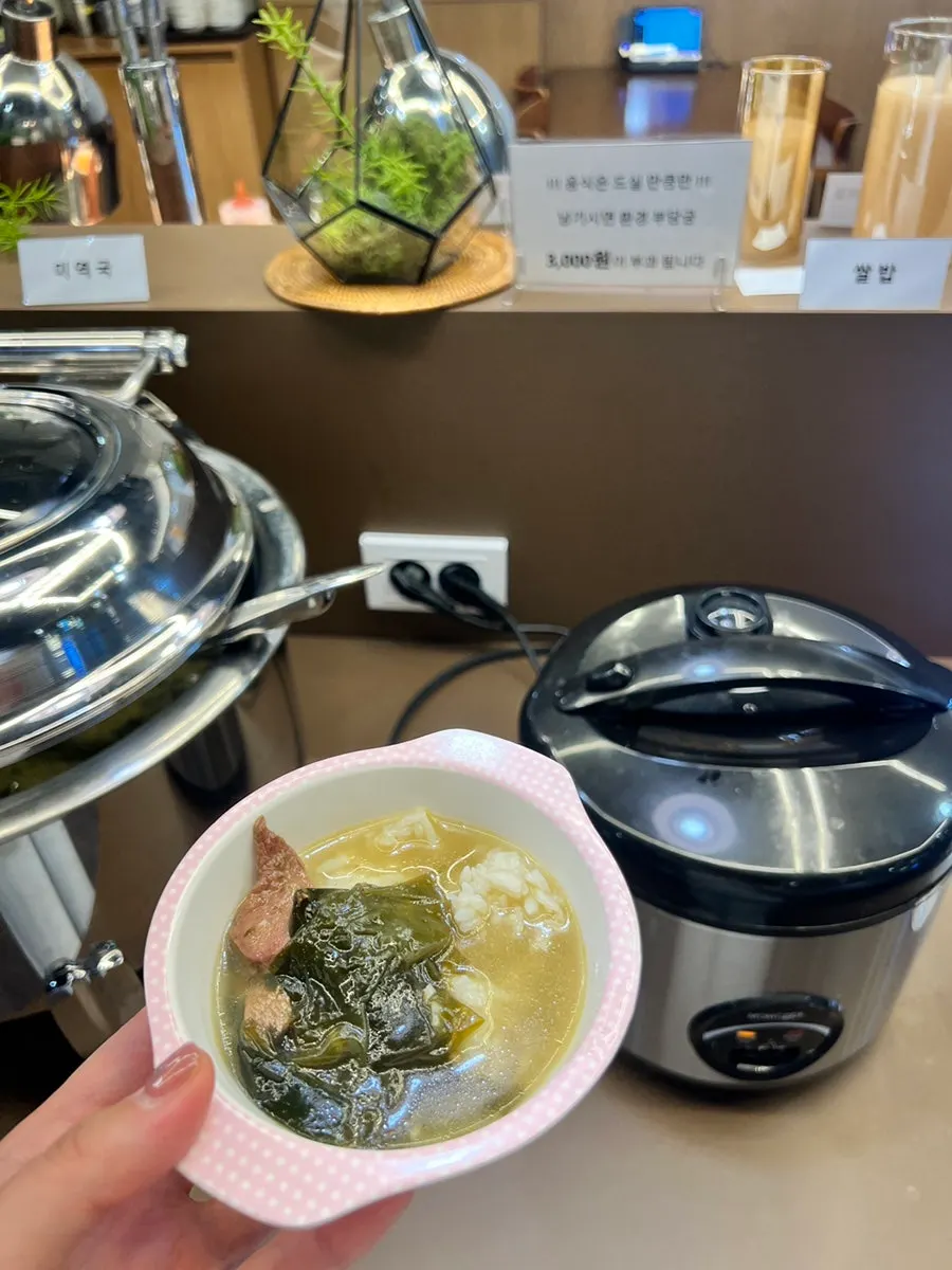 아이용으로 담은 미역국과 밥 한 그릇