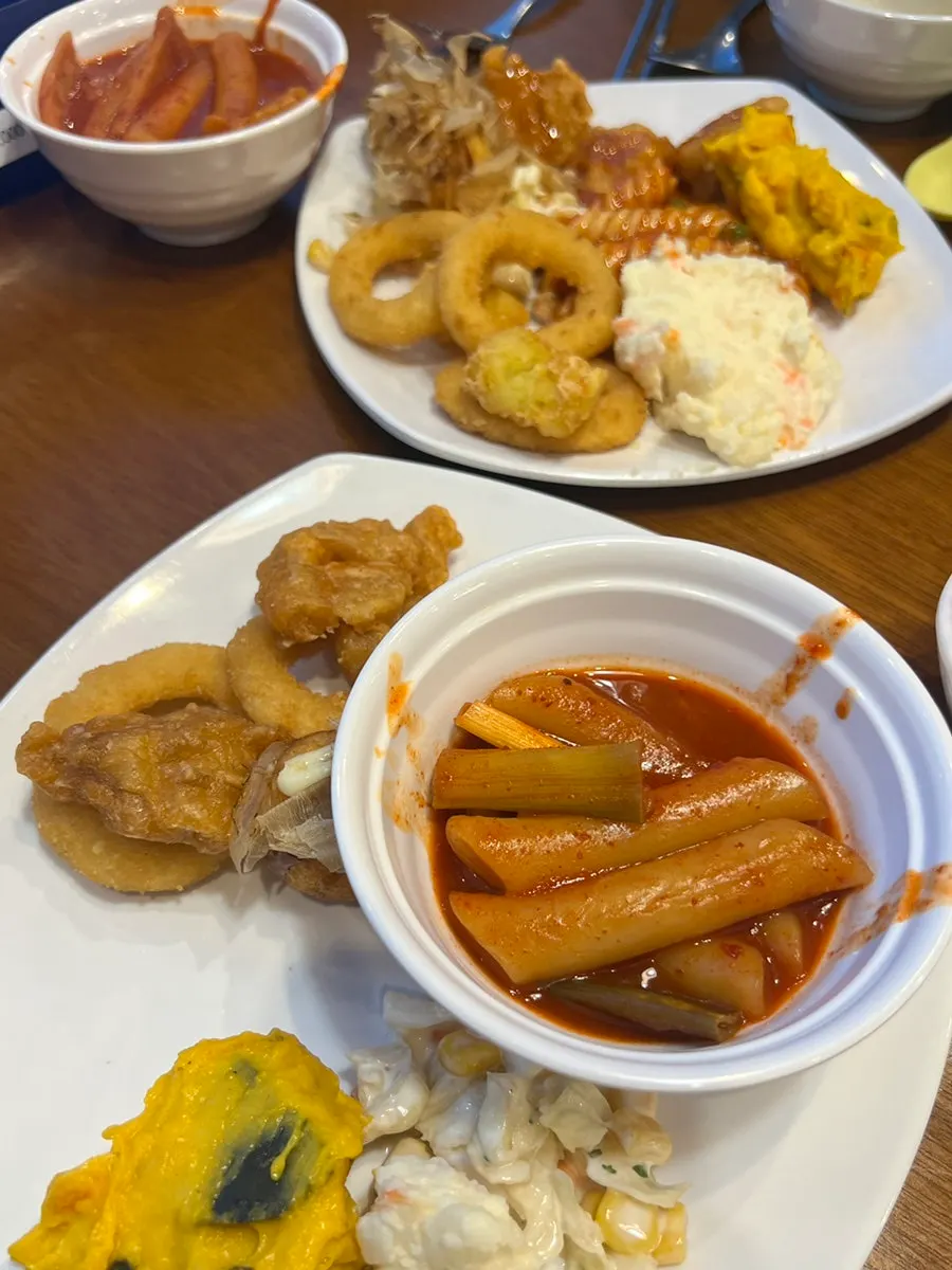 두 번째로 푸짐하게 담아온 샐러드바 접시