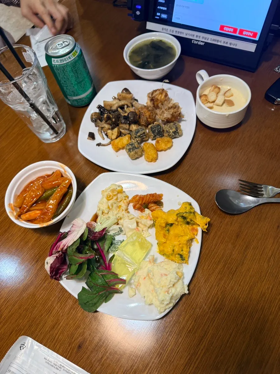 접시에 골고루 담아온 샐러드바 음식