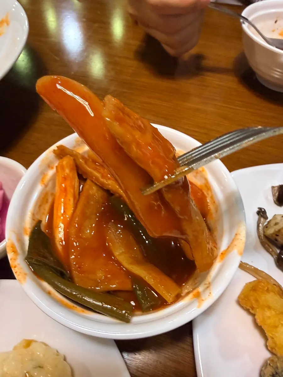 미역국과 크림스프가 있는 샐러드바