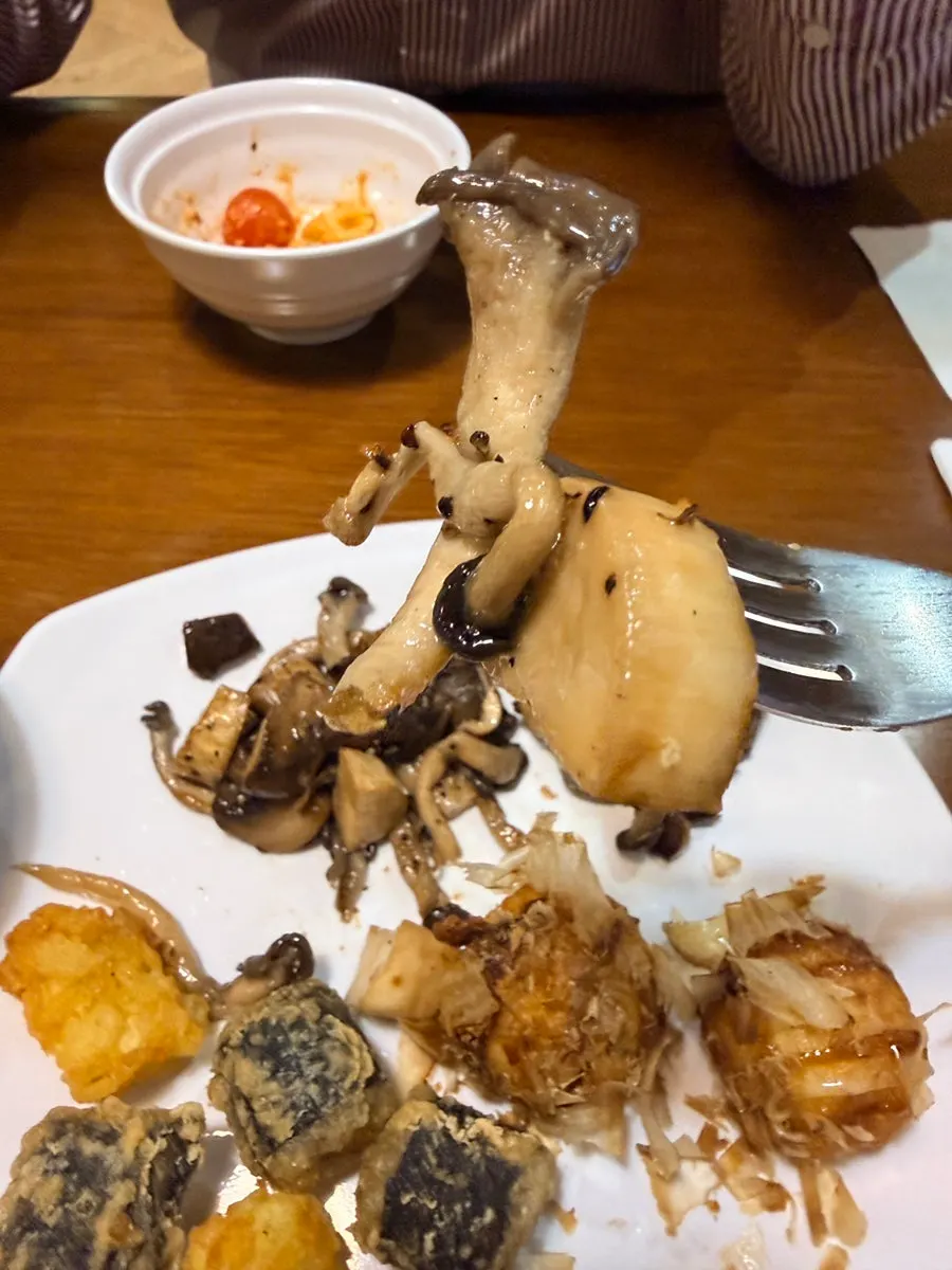토스트류와 샐러드가 준비된 무제한 샐러드바