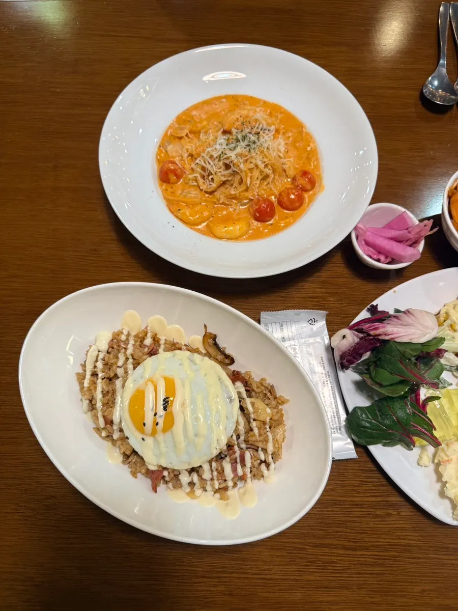 식사를 마친 오퍼스240 테이블