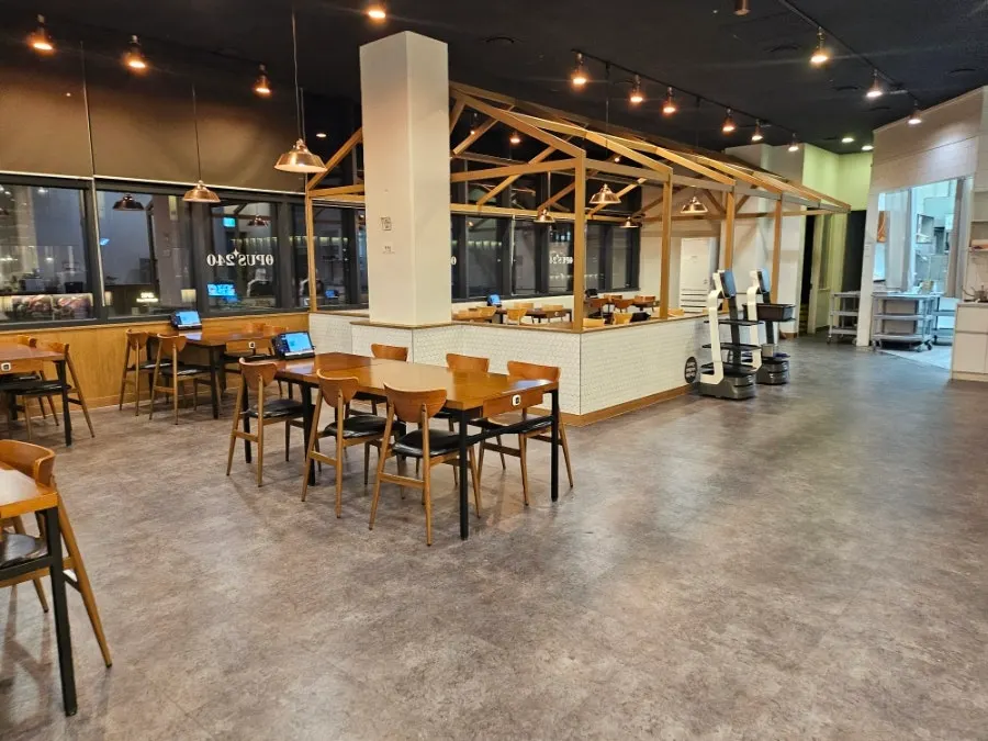 식사하며 아이를 볼 수 있는 놀이방 쪽 자리