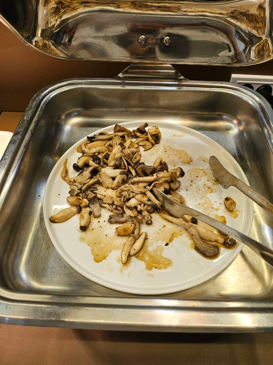 샐러드바의 매콤한 떡볶이