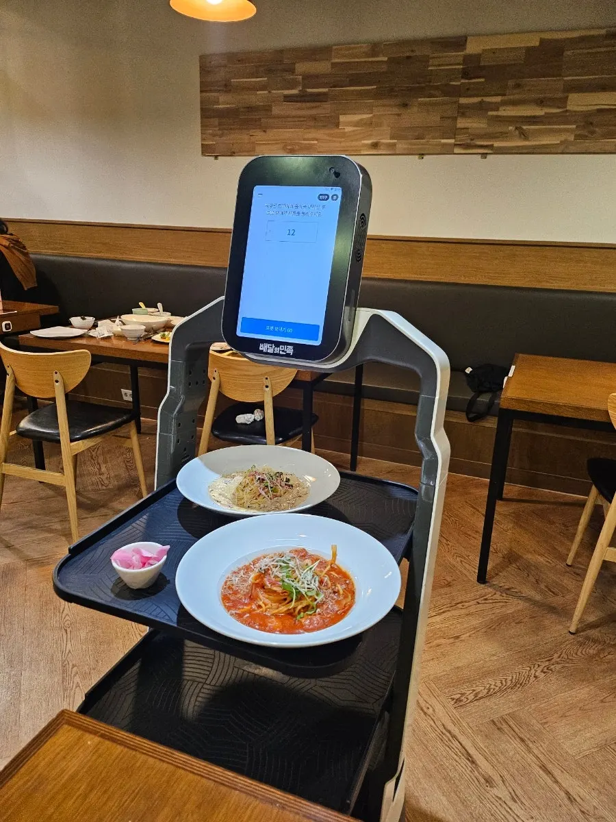 접시에 덜어온 샐러드바 음식과 미역국