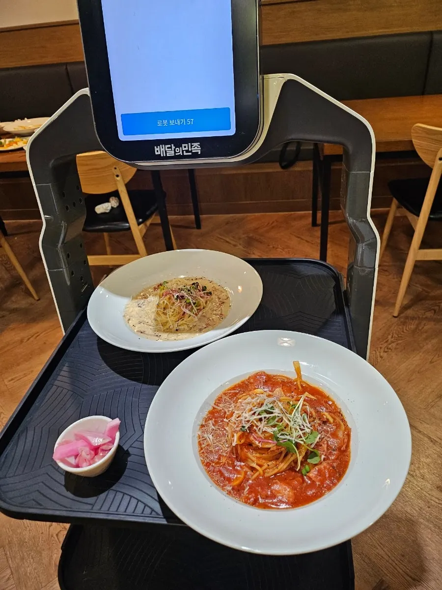 오퍼스240 하남감일점 서빙로봇