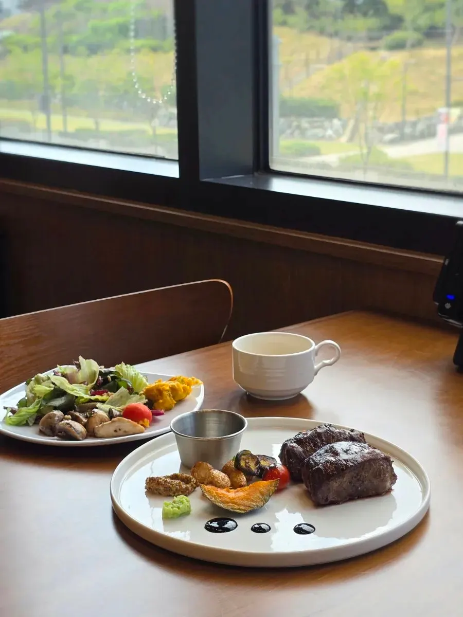 Full steak brunch table setting at Opus240