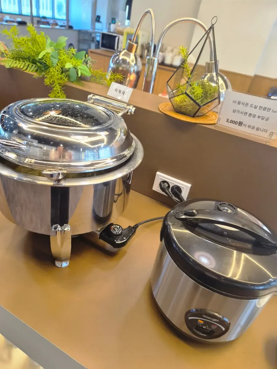 Soup, seaweed soup, and rice station