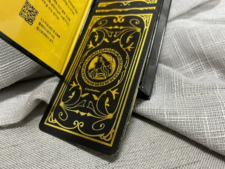 Cards inscribed with intuitive Korean messages