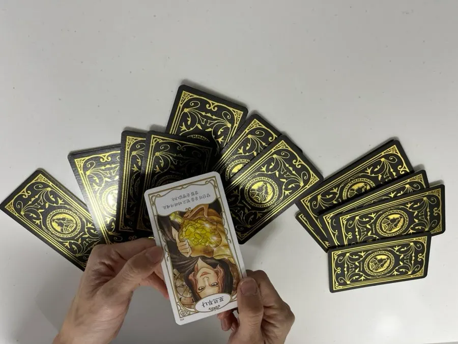 Oracle cards created with Jeong Hoe-do’s participation